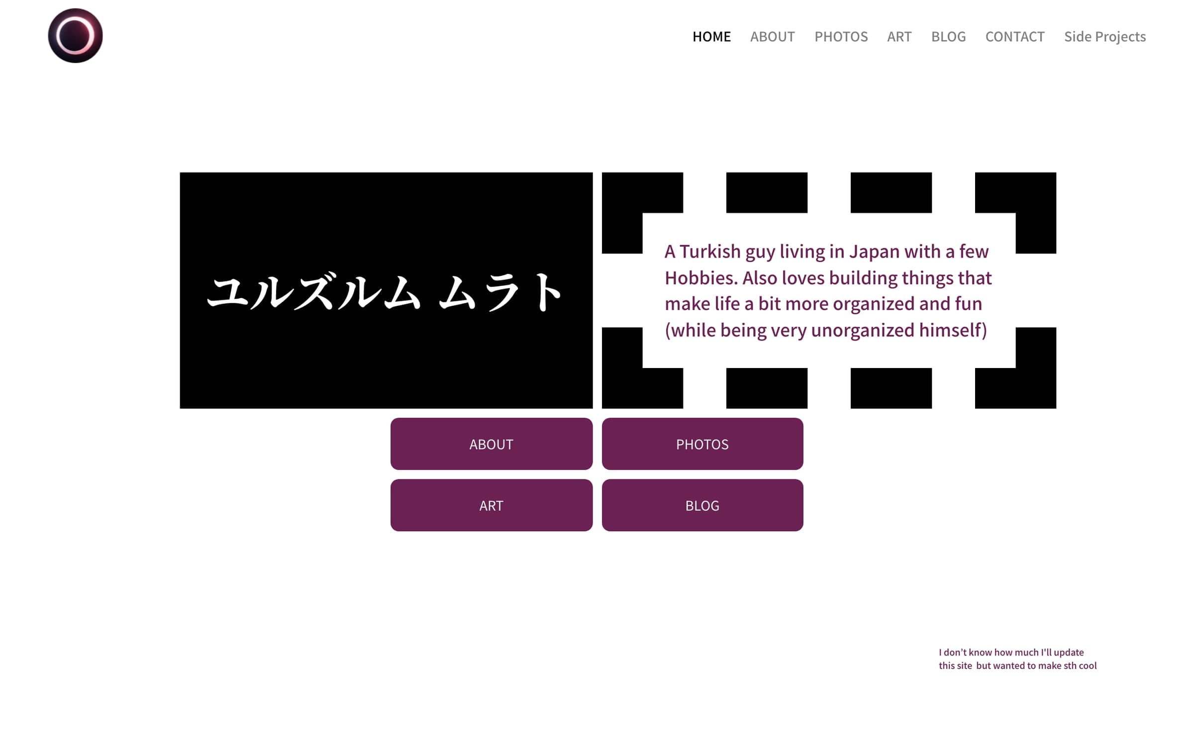 예전 Squarespace 홈페이지: 검은색 이름 패널, 대괄호로 묶인 태그라인, 보라색 버튼 네 개